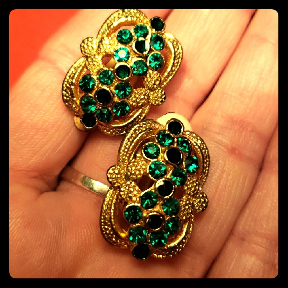Vntg Green black rhineston goldtone clip  earrings